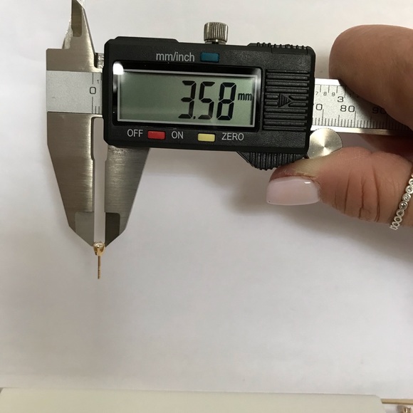 14k NATURAL NEAR PERFECT DIAMOND STUD EARRINGS - Picture 4 of 8